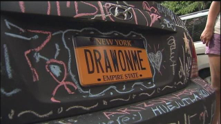 Illustration for article titled Artist Turns His Hyundai Into Art-on-Wheels With Chalkboard Paint